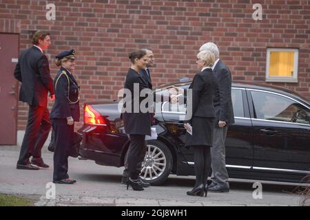 STOCCOLMA 2014-11-13 il Principe Daniel e la Principessa Vittoria della Corona sono accolti dal Direttore Generale Johan Carlsson e dal Direttore delle Comunicazioni Elisabeth Wall Bennett dell'Agenzia per la Sanità pubblica della Svezia a Stoccolma, Svezia 13 novembre 2014. Foto: Janerik Henriksson / TT / 10010 Foto Stock