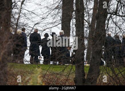 STOCCOLMA 2014-11-15 Re Harald e Regina Sonja di Norvegia insieme a Re Carl Gustaf e Regina Silvia di Svezia durante i funerali della Principessa Kristine al cimitero reale di Haga a nord di Stoccolma, Svezia, 15 novembre 2014. Foto: Fredrik Persson / TT / kod 75906 Foto Stock