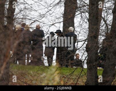 STOCCOLMA 2014-11-15 Re Harald e Regina Sonja di Norvegia insieme a Re Carl Gustaf e Regina Silvia di Svezia durante i funerali della Principessa Kristine al cimitero reale di Haga a nord di Stoccolma, Svezia, 15 novembre 2014. Foto: Fredrik Persson / TT / kod 75906 Foto Stock