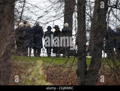STOCCOLMA 2014-11-15 Re Harald e Regina Sonja di Norvegia insieme a Re Carl Gustaf e Regina Silvia di Svezia durante i funerali della Principessa Kristine al cimitero reale di Haga a nord di Stoccolma, Svezia, 15 novembre 2014. Foto: Fredrik Persson / TT / kod 75906 Foto Stock