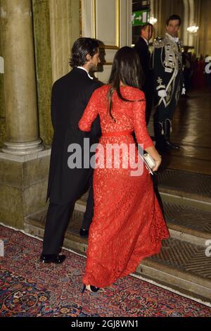 STOCCOLMA 20141118 il principe svedese Carl Philip portò la sua fidanzata Sofia Hellqvist in una funzione ufficiale quando arrivarono insieme al banchetto reale di martedì al Palazzo di Stoccolma Foto: Henrik Montgomery / TT / code 10060 Foto Stock