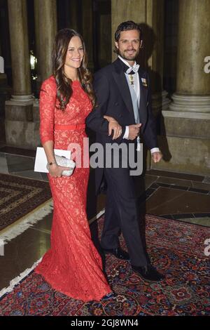 STOCCOLMA 20141118 il principe svedese Carl Philip portò la sua fidanzata Sofia Hellqvist in una funzione ufficiale quando arrivarono insieme al banchetto reale di martedì al Palazzo di Stoccolma Foto: Henrik Montgomery / TT / code 10060 Foto Stock