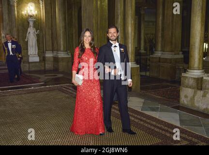 STOCCOLMA 20141118 il principe svedese Carl Philip portò la sua fidanzata Sofia Hellqvist in una funzione ufficiale quando arrivarono insieme al banchetto reale di martedì al Palazzo di Stoccolma Foto: Henrik Montgomery / TT / code 10060 Foto Stock