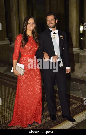 STOCCOLMA 20141118 il principe svedese Carl Philip portò la sua fidanzata Sofia Hellqvist in una funzione ufficiale quando arrivarono insieme al banchetto reale di martedì al Palazzo di Stoccolma Foto: Henrik Montgomery / TT / code 10060 Foto Stock