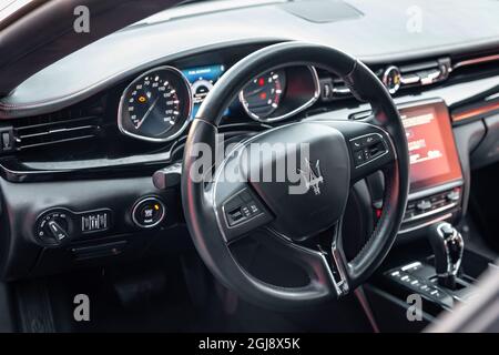 Ucraina, Odessa 8 - 2021 settembre: Interni della moderna auto di lusso Maserati Ghibli. Abitacolo con volante e cruscotto di una berlina Maserati. Foto Stock