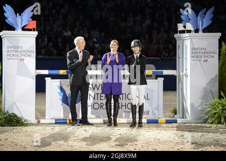 STOCCOLMA 2014-11-28 da sinistra a destra: Ulf Rosengren, a sinistra, presidente della Sweden International Horse Show, la principessa svedese della Corona Victoria e l'equestre Malin Baryard-Johnsson di Svezia, durante l'inaugurazione della manifestazione presso la Friends Arena di Solna, Stoccolma, il 14 novembre 2014. Foto: Bertil Ericson / TT / code 10000 Foto Stock