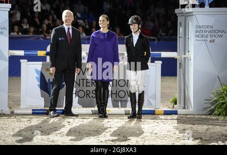 STOCCOLMA 2014-11-28 da sinistra a destra: Ulf Rosengren, a sinistra, presidente della Sweden International Horse Show, la principessa svedese della Corona Victoria e l'equestre Malin Baryard-Johnsson di Svezia, durante l'inaugurazione della manifestazione presso la Friends Arena di Solna, Stoccolma, il 14 novembre 2014. Foto: Bertil Ericson / TT / code 10000 Foto Stock