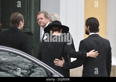 STOCCOLMA 2015-02-04 il re Carl Gustaf, la regina Silvia, la principessa Corona Victoria , il principe Daniele e il principe Carl Philip arriveranno al funerale dell'industriale svedese Peter Wallenberg nella Chiesa di Katarina a Stoccolma, Svezia, 4 febbraio 2015. Foto: Anders Wiklund / TT Kod 10040 Foto Stock