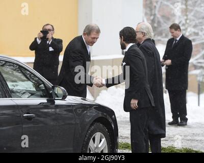 STOCCOLMA 2015-02-04 Marcus Wallenberg riceve il principe Carl Philip e il re Carl Gustaf durante i funerali dell'industriale svedese Peter Wallenberg nella Chiesa di Katarina a Stoccolma, Svezia, 4 febbraio 2015. Foto: Claudio Bresciani / TT kod 10090 Foto Stock