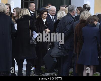 STOCCOLMA 2015-02-04 la regina Silvia e il re Carl Gustaf durante il funerale dell'industriale svedese Peter Wallenberg nella Chiesa di Katarina a Stoccolma, Svezia, 4 febbraio 2015. Foto: Anders Wiklund / TT Kod 10040 Foto Stock