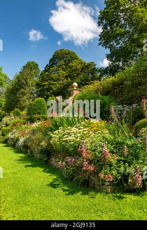 I colorati confini erbacei nel giardino italianate Fountain Court a Mapperton House, Dorset, Inghilterra, Regno Unito Foto Stock