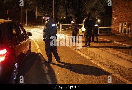 COPENAGHEN 2015-02-14 i poliziotti armati si assicurano la zona in cui i colpi sono stati presumibilmente sparati durante un incontro di discussione sull'arte, la blasfemia e la libertà di parola a Copenhagen, Danimarca, 14 febbraio 2015. Diverse persone sono state ferite come colpi sono stati sparati in un caffè durante una riunione organizzata dall'artista svedese Lars Vilks. Viks ha affrontato numerose minacce per la pubblicazione di disegni raffiguranti il profeta Muhammad nel 2007. Foto: Drago Prvulovic / TT / Kod 70040 Foto Stock