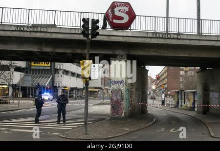 COPENHAGEN 2015-02-15 la polizia si è fermata nell'area che circonda la stazione di Norrebro nel centro di Copenhagen, Danimarca, 15 febbraio 2015. La polizia danese ha sparato e ucciso un sospetto terrorista all'inizio di domenica mattina. L'uomo ucciso è sospettato degli attacchi contro la sinagoga principale e di un dibattito sull'Islam e la libertà di parola con il cartoonista svedese Lars Vilks. Foto: OLA Torkelsson / TT / Kod 75777 ** SVEZIA FUORI ** Foto Stock