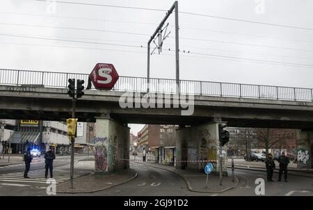 COPENHAGEN 2015-02-15 la polizia si è fermata nell'area che circonda la stazione di Norrebro nel centro di Copenhagen, Danimarca, 15 febbraio 2015. La polizia danese ha sparato e ucciso un sospetto terrorista all'inizio di domenica mattina. L'uomo ucciso è sospettato degli attacchi contro la sinagoga principale e di un dibattito sull'Islam e la libertà di parola con il cartoonista svedese Lars Vilks. Foto: OLA Torkelsson / TT / Kod 75777 ** SVEZIA FUORI ** Foto Stock