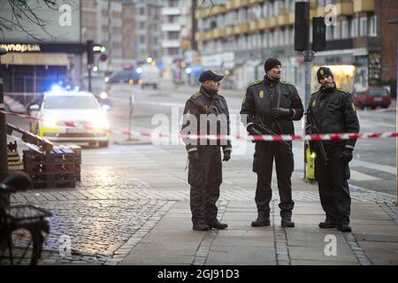 COPENHAGEN 2015-02-15 la polizia si è fermata nell'area che circonda la stazione di Norrebro nel centro di Copenhagen, Danimarca, 15 febbraio 2015. La polizia danese ha sparato e ucciso un sospetto terrorista all'inizio di domenica mattina. L'uomo ucciso è sospettato degli attacchi contro la sinagoga principale e di un dibattito sull'Islam e la libertà di parola con il cartoonista svedese Lars Vilks. Foto: OLA Torkelsson / TT / Kod 75777 ** SVEZIA FUORI ** Foto Stock