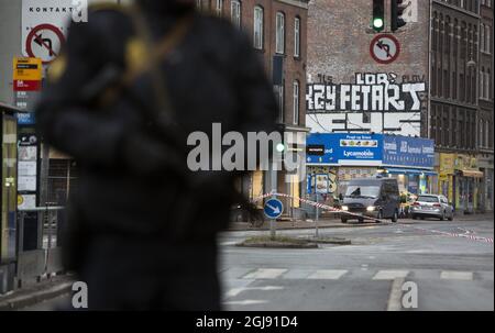 COPENHAGEN 2015-02-15 la polizia si è fermata nell'area che circonda la stazione di Norrebro nel centro di Copenhagen, Danimarca, 15 febbraio 2015. La polizia danese ha sparato e ucciso un sospetto terrorista all'inizio di domenica mattina. L'uomo ucciso è sospettato degli attacchi contro la sinagoga principale e di un dibattito sull'Islam e la libertà di parola con il cartoonista svedese Lars Vilks. Foto: OLA Torkelsson / TT / Kod 75777 ** SVEZIA FUORI ** Foto Stock