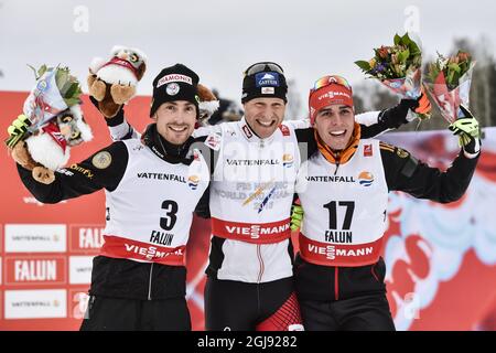 La medaglia d'argento Francois Braud (L) di Francia, la medaglia d'oro Bernhard Gruber d'Austria (C) e la medaglia di bronzo Johannes Rydzek (R) di Germania celebrano durante la cerimonia dei fiori dopo la corsa individuale di 10 km durante il Nordic Combined Gundersen LH HS134/10,0 (K) ai Campionati mondiali di sci nordico 2015 a Falun, Svezia, Febbraio 26, 2015. Foto: Anders Wiklund / TT ** SVEZIA FUORI ** Foto Stock