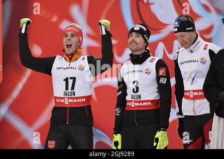 La medaglia di bronzo Johannes Rydzek (L) della Germania, la medaglia d'argento Francois Braud (C) della Francia e la medaglia d'oro Bernhard Gruber dell'Austria (R) celebrano durante la cerimonia dei fiori dopo la corsa individuale di 10 km durante il Nordic Combined Gundersen LH HS134/10,0 (K) ai Campionati mondiali di sci nordico 2015 a Falun, Svezia, Febbraio 26, 2015. Foto: Anders Wiklund / TT ** SVEZIA FUORI ** Foto Stock