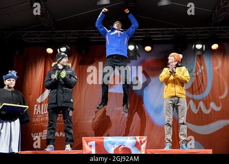 La medaglia d'argento Francois Braud (L) di Francia, la medaglia d'oro Bernhard Gruber d'Austria (C) e la medaglia di bronzo Johannes Rydzek (R) di Germania durante la cerimonia della medaglia dopo la corsa individuale di 10 km durante il Nordic Combined Gundersen LH HS134/10,0 (K) ai Campionati mondiali di sci nordico 2015 a Falun, Svezia, Febbraio 26, 2015. Foto: Anders Wiklund / TT ** SVEZIA FUORI ** Foto Stock