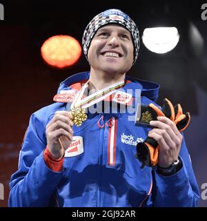 La medaglia d'oro Bernhard Gruber d'Austria posa per una foto durante la cerimonia della medaglia dopo la corsa individuale di 10km durante il Nordic Combined Gundersen LH HS134/10,0 (K) ai Campionati mondiali di sci nordico 2015 FIS a Falun, Svezia, 26 febbraio 2015. Foto: Anders Wiklund / TT ** SVEZIA FUORI ** Foto Stock