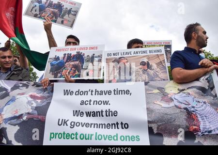 Londra, Regno Unito. 18 agosto 2021. I manifestanti si sono riuniti in Piazza del Parlamento per protestare contro i talebani, le cui forze hanno assunto il controllo dell'Afghanistan, mentre il governo britannico ha discusso della crisi. I manifestanti, alcuni dei quali ex traduttori dell'esercito britannico, hanno anche invitato il governo britannico a proteggere i cittadini dell'Afghanistan. Foto Stock