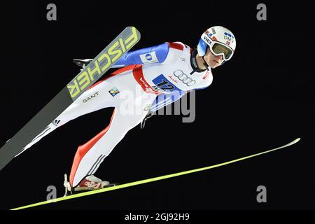 Rune Velta di Norvegia vola in aria durante la finale maschile di salto con gli sci della squadra di grande montagna al FIS Nordic Ski World Championships di Falun, Svezia, il 28 febbraio 2015. Foto: Anders Wiklund / TT / code 10040 Foto Stock