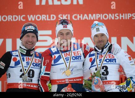 (L-R) secondo classificato Lukas Bauer della Repubblica Ceca, vincitore Petter Northug di Norvegia e terzo classificato Johan Olsson di Svezia festeggia sul podio durante la cerimonia della medaglia dopo la gara classica di partenza di massa di 50 km del cross country maschile ai Campionati mondiali di sci nordico FIS di Falun, Svezia, Il 1° marzo 2015. Foto: Fredrik Sandberg / TT / code 10080 Foto Stock