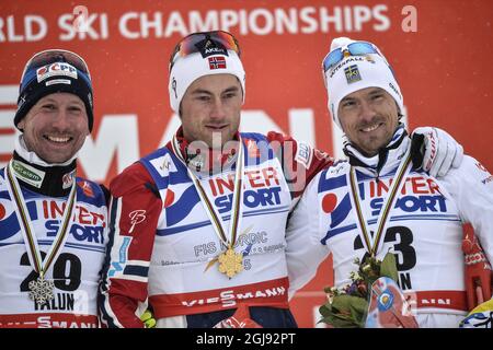 (L-R) secondo classificato Lukas Bauer della Repubblica Ceca, vincitore Petter Northug di Norvegia e terzo classificato Johan Olsson di Svezia festeggia sul podio durante la cerimonia della medaglia dopo la gara classica di partenza di massa di 50 km del cross country maschile ai Campionati mondiali di sci nordico FIS di Falun, Svezia, Il 1° marzo 2015. Foto: Anders Wiklund / TT / code 10040 Foto Stock