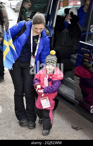 FALUN 2015-03-01 Crown Princess Victoria, Princess Estelle e Prince Daniel arrivano a vedere i 50 km Men's Mass Start durante i Campionati mondiali di sci nordico a Falun, Svezia, 1 marzo 2015. Foto: Anders Wiklund / TT / kod 10040 Foto Stock