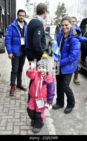 FALUN 2015-03-01 il Principe Carl Philip, la Principessa Vittoria e la Principessa Estelle arrivano a vedere la Messa degli uomini di 50 km durante i Campionati mondiali di sci nordico a Falun, Svezia, 1 marzo 2015. Foto: Anders Wiklund / TT / kod 10040 Foto Stock