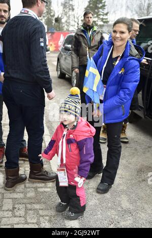 FALUN 2015-03-01 Crown Princess Victoria and Princess Estelle arriverà a vedere i 50 km Men's Mass Start durante i Campionati mondiali di sci nordico a Falun, Svezia, 1 marzo 2015. Foto: Anders Wiklund / TT / kod 10040 Foto Stock