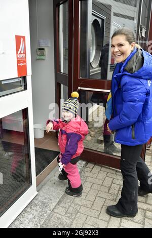 FALUN 2015-03-01 Crown Princess Victoria and Princess Estelle arriverà a vedere i 50 km Men's Mass Start durante i Campionati mondiali di sci nordico a Falun, Svezia, 1 marzo 2015. Foto: Anders Wiklund / TT / kod 10040 Foto Stock