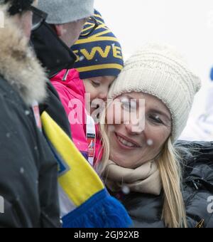 FALUN 2015-03-01 la Principessa Estelle insieme ad Anna Westling, sorella del Principe Daniele, si trova allo stand durante i Campionati mondiali di sci nordico di Falun, Svezia, 1 marzo 2015. Foto: Ulf Palm / TT / Kod 71515 ** BETALBILD **** Foto Stock