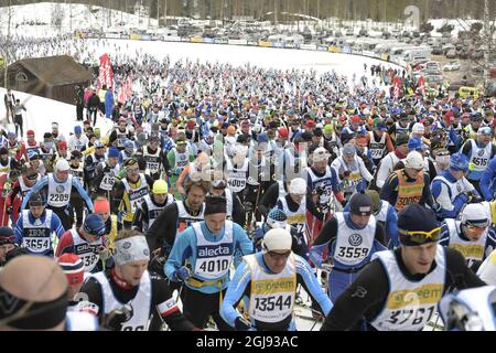 L'inizio della gara di sci di fondo a lunga distanza Vasloppet a Salen, Svezia, domenica 8 marzo 2015. La gara Vasalopp è lunga 90 km e corre tra Salen e Mora in Svezia. Foto Ulf Palm / TT / Kod 9110 Foto Stock