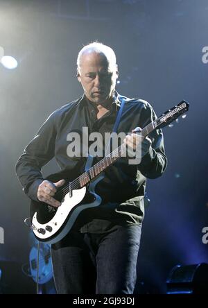 STOCCOLMA 20060530 Mark Knopfler insieme a Emmylou Harris in concerto, "una serata di duetti", fine 30 maggio 2006 presso la Globe Arena di Stoccolma martedì 30 maggio. Foto: Anders Wiklund/ SCANPIX / Kod 10040 Foto Stock
