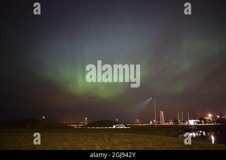 MALMO 2015-03-18 l'aurora boreale o l'aurora boreale sono visti un'ora dopo la mezzanotte nella città di Malmo, Svezia meridionale, 18 marzo 2015. itâ è molto insolito vedere l’aurora boreale in questo estremo sud. I fenomeni sono causati da una potente eruzione al sole. Foto: Johan Nilsson / TT / Kod 50090 Foto Stock