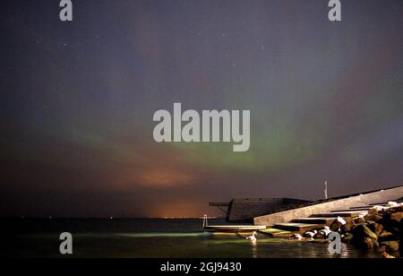 MALMO 2015-03-18 l'aurora boreale o l'aurora boreale sono visti un'ora dopo la mezzanotte nella città di Malmo, Svezia meridionale, 18 marzo 2015. itâ è molto insolito vedere l’aurora boreale in questo estremo sud. I fenomeni sono causati da una potente eruzione al sole. Foto: Johan Nilsson / TT / Kod 50090 Foto Stock