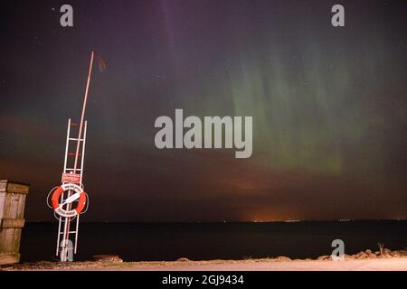 MALMO 2015-03-18 l'aurora boreale o l'aurora boreale sono visti un'ora dopo la mezzanotte nella città di Malmo, Svezia meridionale, 18 marzo 2015. itâ è molto insolito vedere l’aurora boreale in questo estremo sud. I fenomeni sono causati da una potente eruzione al sole. Foto: Johan Nilsson / TT / Kod 50090 Foto Stock