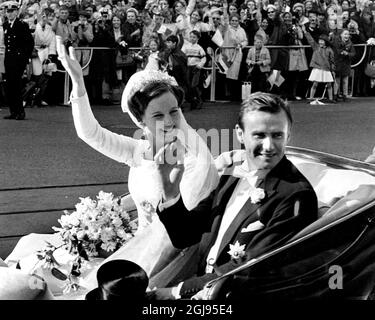 COPENHAGEN 1967-07-09 la Principessa Corona Margret di Danimarca (presente Regina Margrethe) è vista con il Principe Consort Henrik dopo il loro matrimonio alla Chiesa di Holmens a Copenhagen, Danimarca, 9 luglio 1967.7 Foto: Jan Bjorsell / SVD / TT / Kod: 11014 Foto Stock
