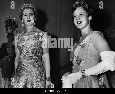 File 1960 Regina Ingrid di Danimarca insieme a sua figlia Corona Principessa Margrethe (presente Regina Margrethe II) Foto: Svenskt Pressfoto / TT / Kod: 20360 Foto Stock