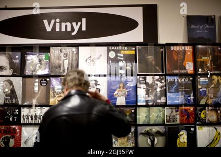 GOTHENBURG 2015-04-18 persone acquistano dischi in vinile nel negozio 'Bengala' di Gothenburg, Svezia, sabato 18 aprile 2015, durante il Record Store Day, un evento internazionale annuale fondato nel 2007 per celebrare la cultura dei dischi di proprietà indipendente. Foto: Bjorn Larsson Rosvall / TT / code 9200 Foto Stock