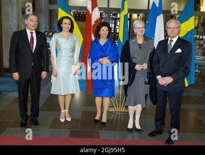 Da sinistra, il presidente finlandese Sauli Niinisto, la sig.ra Jenni Haukio, la regina Silvia di Svezia, la regina Margrethe di Danimarca e il re Carl Gustaf di Svezia si presentano alla sala concerti di Stoccolma, il 21 aprile 2015. Il 2015 è il 150° anniversario di due grandi compositori nordici, Jean Sibelius di Finlandia e Carl Nielsen di Danimarca, celebrati dalla Sala dei Concerti di Stoccolma con un festival di due settimane Sibelius-Nielsen. Foto Claudio Bresciani / TT kod 10090 Foto Stock