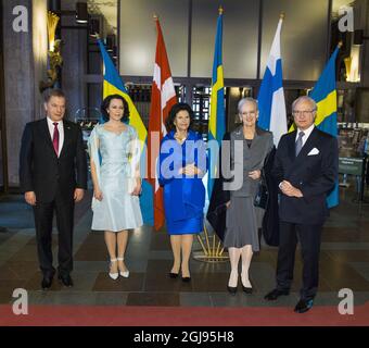 Da sinistra, il presidente finlandese Sauli Niinisto, la sig.ra Jenni Haukio, la regina Silvia di Svezia, la regina Margrethe di Danimarca e il re Carl Gustaf di Svezia si presentano alla sala concerti di Stoccolma, il 21 aprile 2015. Il 2015 è il 150° anniversario di due grandi compositori nordici, Jean Sibelius di Finlandia e Carl Nielsen di Danimarca, celebrati dalla Sala dei Concerti di Stoccolma con un festival di due settimane Sibelius-Nielsen. Foto Claudio Bresciani / TT kod 10090 Foto Stock