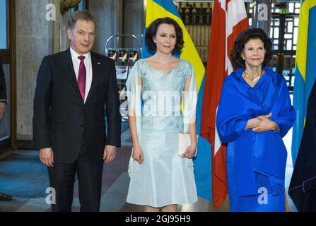 Da sinistra, il presidente finlandese Sauli Niinisto, la sig.ra Jenni Haukio, regina Silvia di Svezia, si presentano alla sala concerti di Stoccolma, il 21 aprile 2015. Il 2015 è il 150° anniversario di due grandi compositori nordici, Jean Sibelius di Finlandia e Carl Nielsen di Danimarca, celebrati dalla Sala dei Concerti di Stoccolma con un festival di due settimane Sibelius-Nielsen. Foto Claudio Bresciani / TT kod 10090 Foto Stock