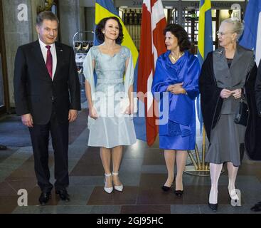 Da sinistra, il presidente finlandese Sauli Niinisto, la sig.ra Jenni Haukio, la regina Silvia di Svezia, la regina Margrethe di Danimarca posano alla sala concerti di Stoccolma, il 21 aprile 2015. Il 2015 è il 150° anniversario di due grandi compositori nordici, Jean Sibelius di Finlandia e Carl Nielsen di Danimarca, celebrati dalla Sala dei Concerti di Stoccolma con un festival di due settimane Sibelius-Nielsen. Foto Claudio Bresciani / TT kod 10090 Foto Stock