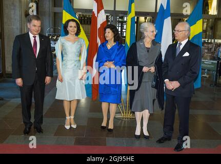 Da sinistra, il presidente finlandese Sauli Niinisto, la sig.ra Jenni Haukio, la regina Silvia di Svezia, la regina Margrethe di Danimarca e il re Carl Gustaf di Svezia si presentano alla sala concerti di Stoccolma, il 21 aprile 2015. Il 2015 è il 150° anniversario di due grandi compositori nordici, Jean Sibelius di Finlandia e Carl Nielsen di Danimarca, celebrati dalla Sala dei Concerti di Stoccolma con un festival di due settimane Sibelius-Nielsen. Foto Claudio Bresciani / TT kod 10090 Foto Stock