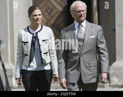 STOCCOLMA 2015-05-21 Re Carl Gustaf e la Principessa Vittoria hanno partecipato alla celebrazione del 20° anniversario dei parchi cittadini reali al Palazzo Ulriksdals di Stoccolma, Svezia, 21 maggio 2015. Foto: Fredrik Sandberg / TT / Kod 10080 Foto Stock