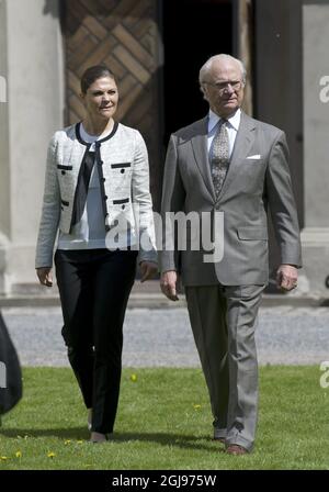 STOCCOLMA 2015-05-21 Re Carl Gustaf e la Principessa Vittoria hanno partecipato alla celebrazione del 20° anniversario dei parchi cittadini reali al Palazzo Ulriksdals di Stoccolma, Svezia, 21 maggio 2015. Foto: Fredrik Sandberg / TT / Kod 10080 Foto Stock