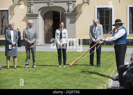 STOCCOLMA 2015-05-21 Re Carl Gustaf e la Principessa Vittoria hanno partecipato alla celebrazione del 20° anniversario dei parchi cittadini reali al Palazzo Ulriksdals di Stoccolma, Svezia, 21 maggio 2015. Foto: Fredrik Sandberg / TT / Kod 10080 Foto Stock