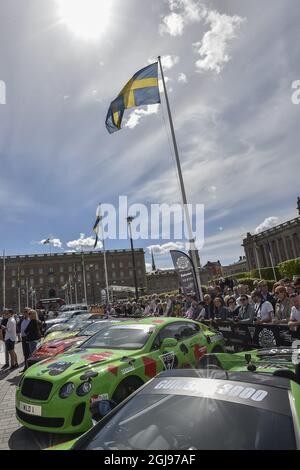 STOCCOLMA 2015-05-24 gli spettatori attendono il rally internazionale annuale Gumball 3000 sto start da Norrbro nel centro di Stoccolma domenica 24 maggio 2015. Quest'anno il percorso parte da Stoccolma passando per Oslo, Copenhagen, Amsterdam, San Francisco, Los Angeles e termina a Las Vegas. Sullo sfondo si vede il Palazzo di Stoccolma. Foto: Jonas Ekstromer / TT / kod 10030 Foto Stock